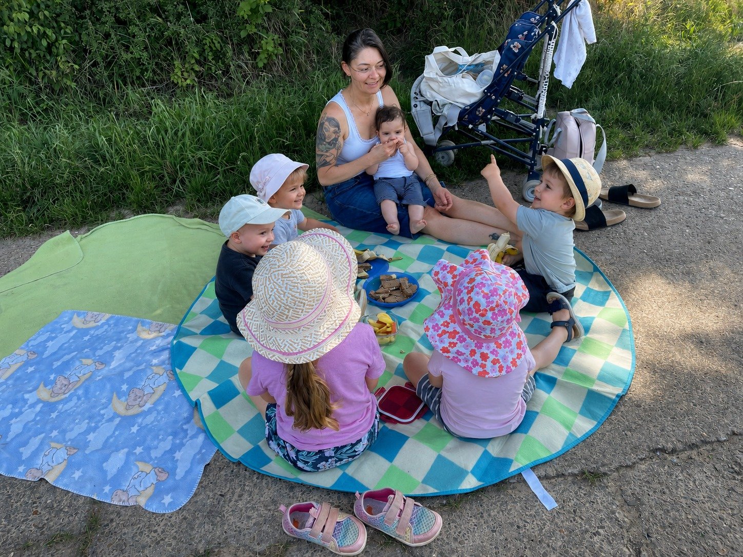 Anna-Lena Korb isst mit den Kindern der Kindertagespflege Eisingen gemeinsam auf einer Picknickdecke