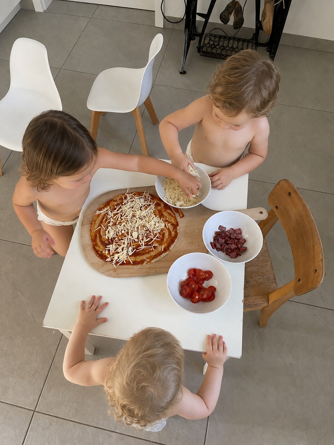 Selbst gebackene Pizza mit Käse und Tomaten in der Kindertagespflege Eisingen