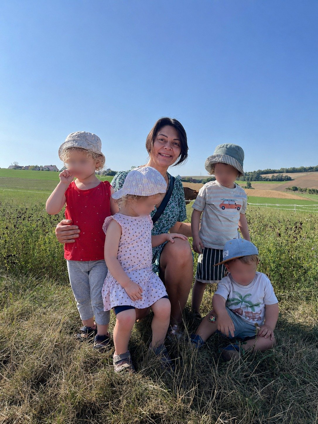 Anna-Lena Korb mit Kindern ihrer Kindertagespflege auf einer Wiese bei Eisingen bei Würzburg