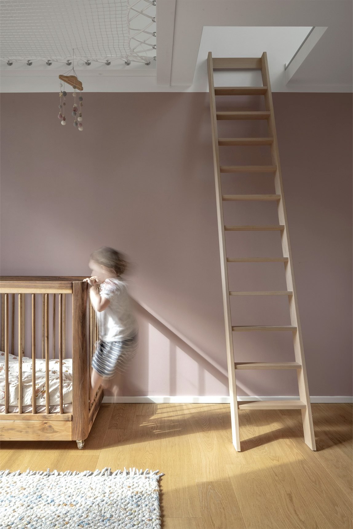 Spielzimmer mit Ruhebereich der Kindertagespflege in Eisingen mit Kinderbett und Tageslicht